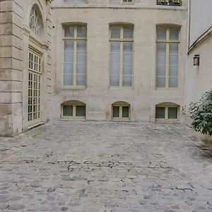 Unit 007 Marais Pompidou Paris